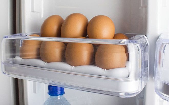 Không nên bỏ trứng gà ở cánh cửa tủ lạnh